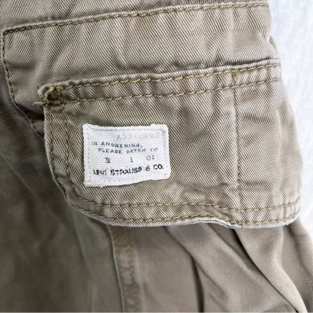 Y2K Vintage Levis Cargo Shorts Men 33x10 Beige Khaki Cotton Grunge Skate Utility